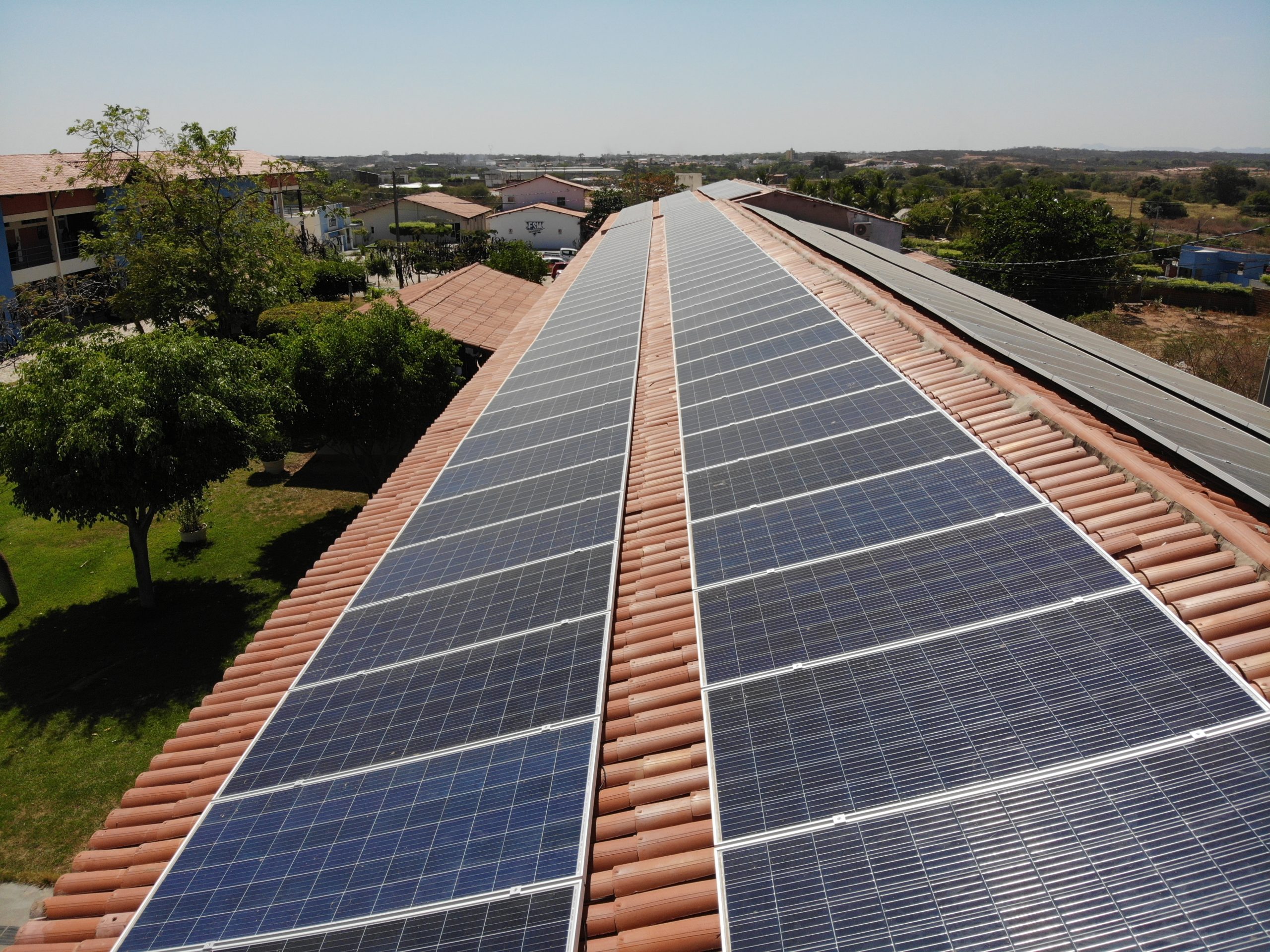 Painéis solares em telhado. Foto: Acervo Teccel.